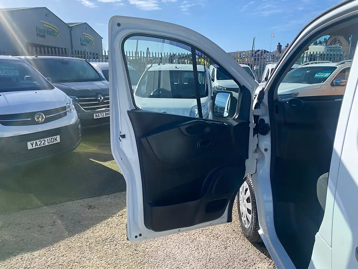 Used 2021 Nissan NV300 Acenta White - Interior and Exterior details 17