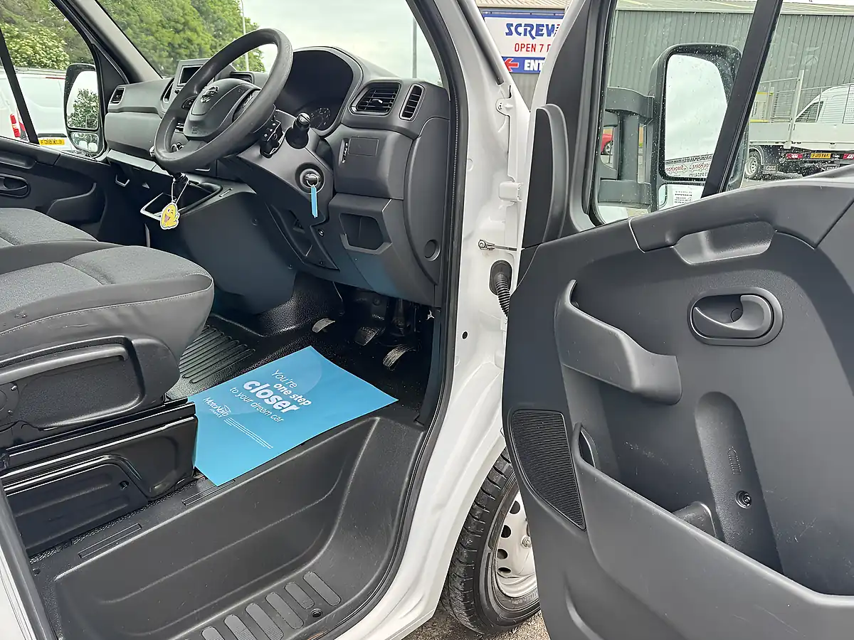 Used 2021 Nissan NV400 Tekna 35 L3 Lwb Alloy Dropside White - Interior and Exterior details 11