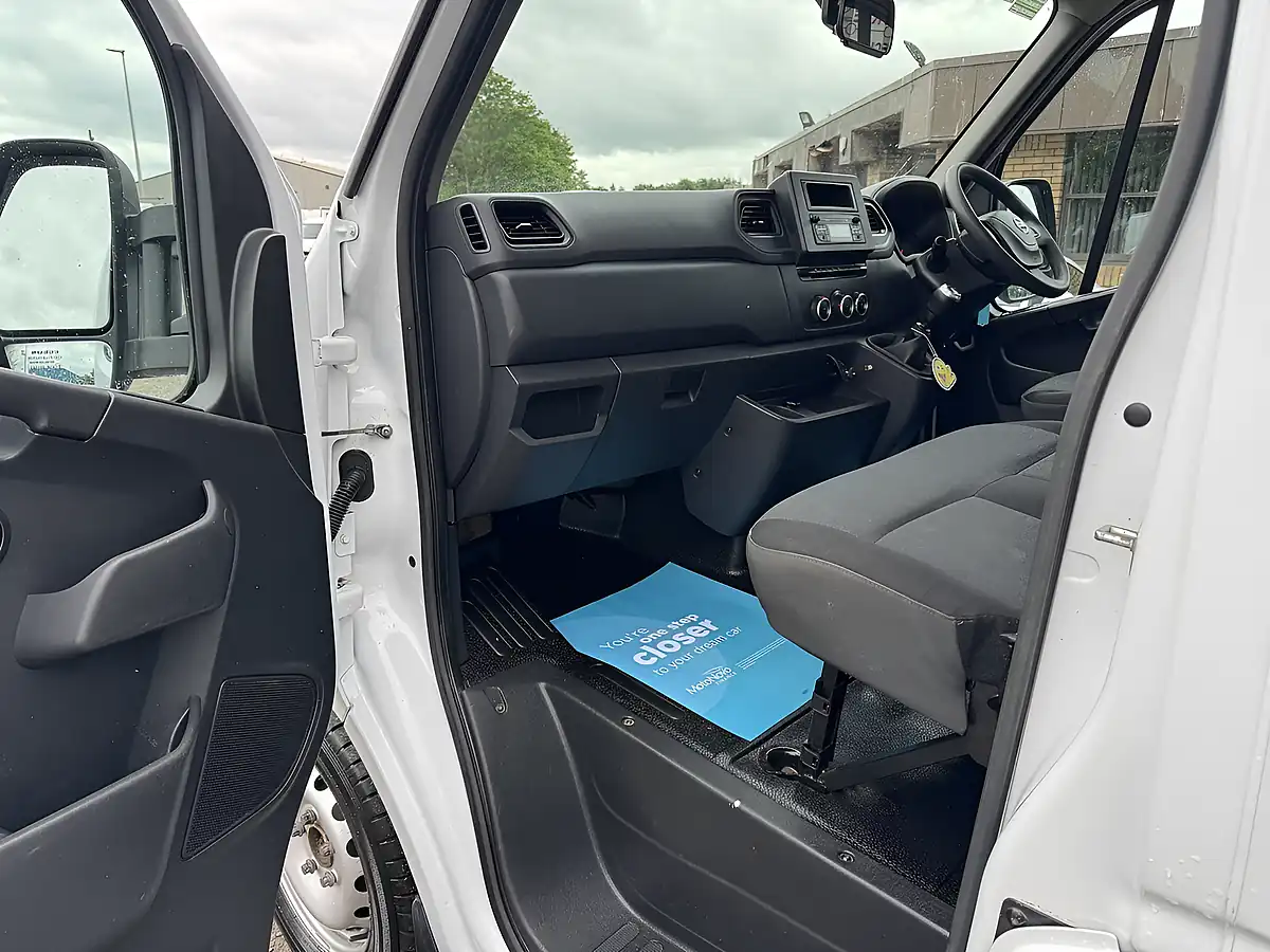 Used 2021 Nissan NV400 Tekna 35 L3 Lwb Alloy Dropside White - Interior and Exterior details 9