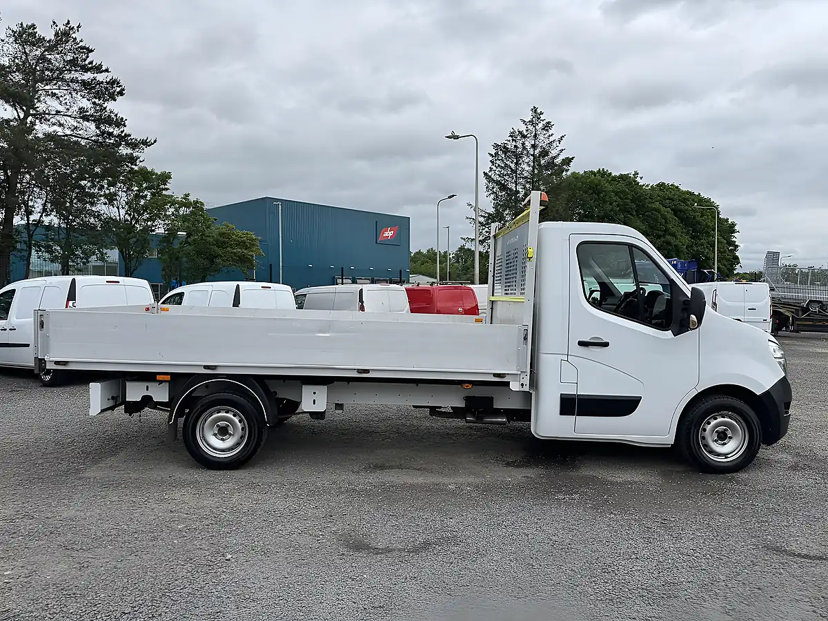Used 2021 Nissan NV400 Tekna 35 Lwb Alloy Dropside White - Interior and Exterior details 4