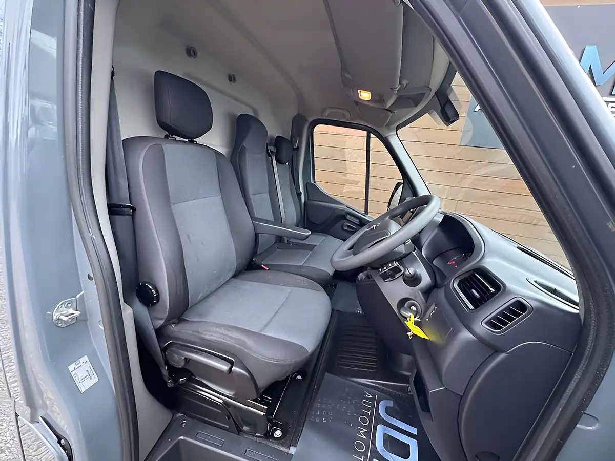 Used 2021 Nissan NV400 Tekna Grey - Interior and Exterior details 17