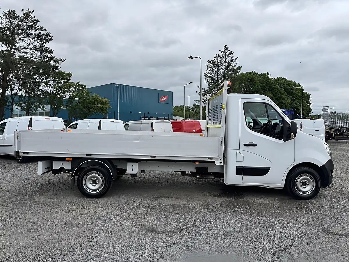 Used 2021 Nissan NV400 Tekna White - Interior and Exterior details 4