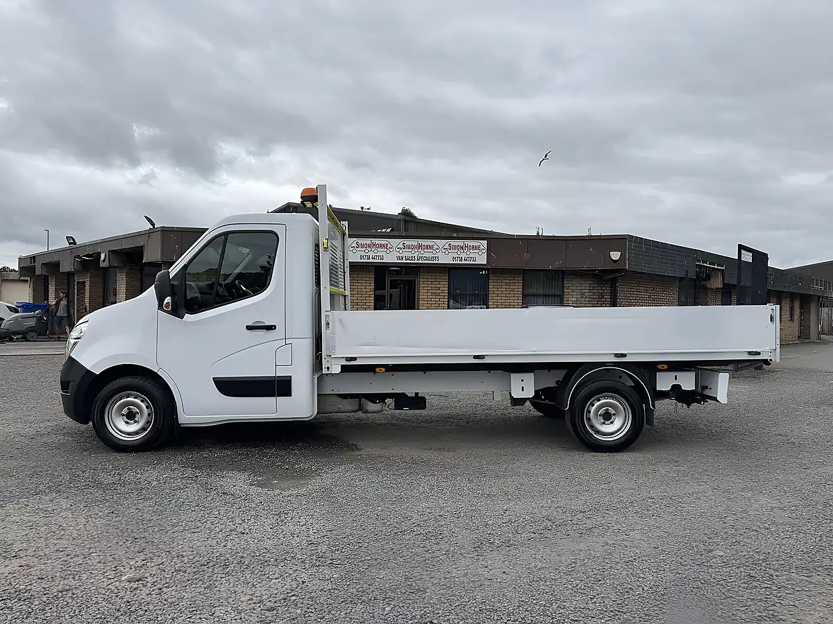 Used 2021 Nissan NV400 Tekna White - Interior and Exterior details 8