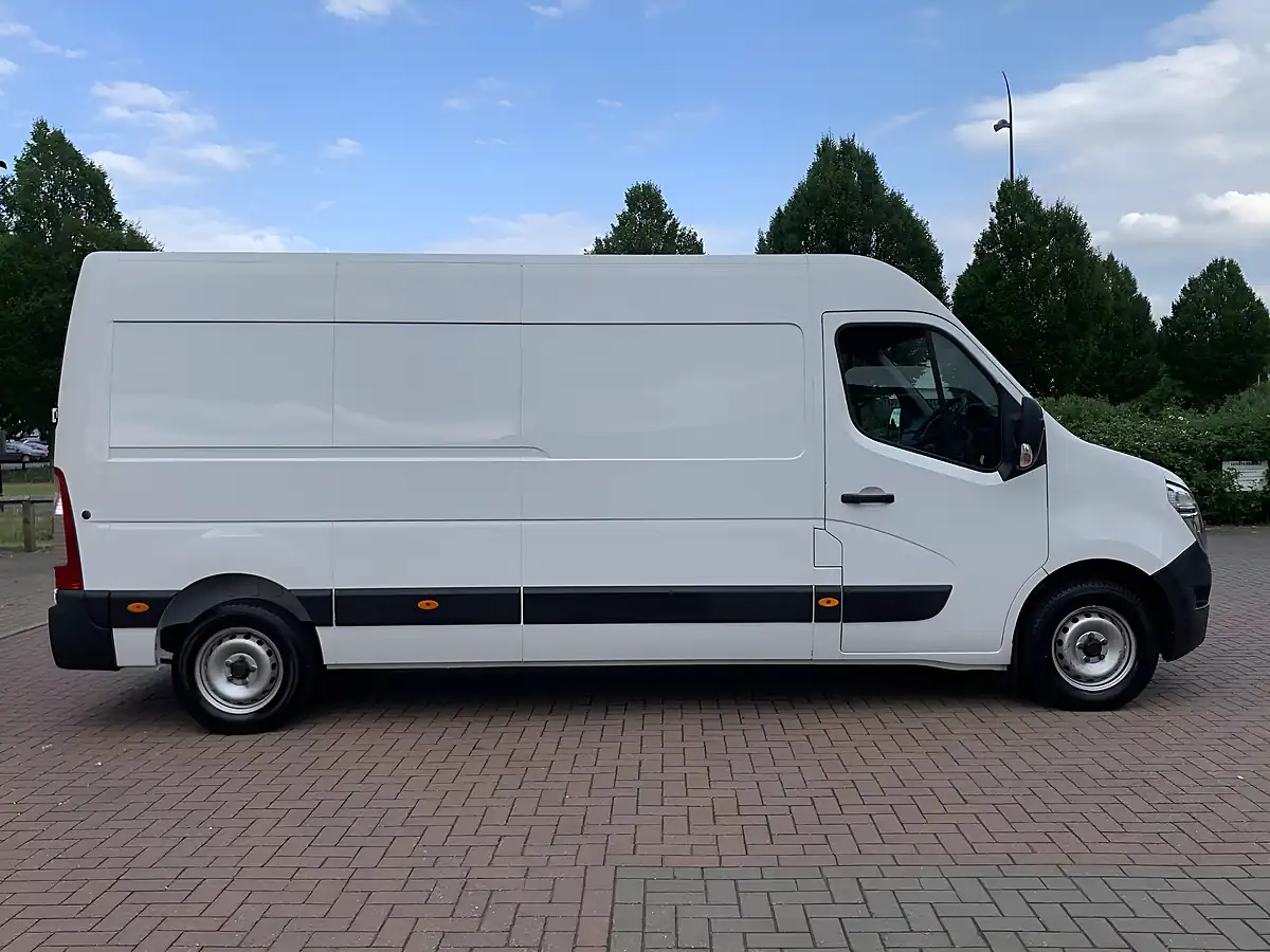 Used 2021 Nissan NV400 Tekna White - Interior and Exterior details 4