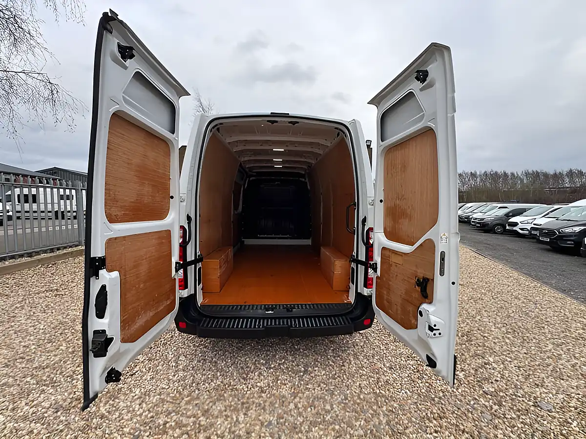 Used 2021 Nissan NV400 Tekna White - Interior and Exterior details 5