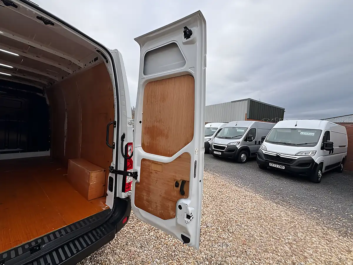 Used 2021 Nissan NV400 Tekna White - Interior and Exterior details 7