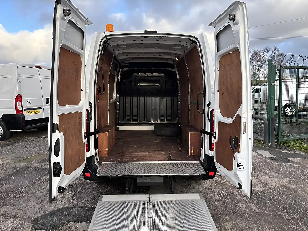 Used 2021 Nissan NV400 Tekna White - Interior and Exterior details 10