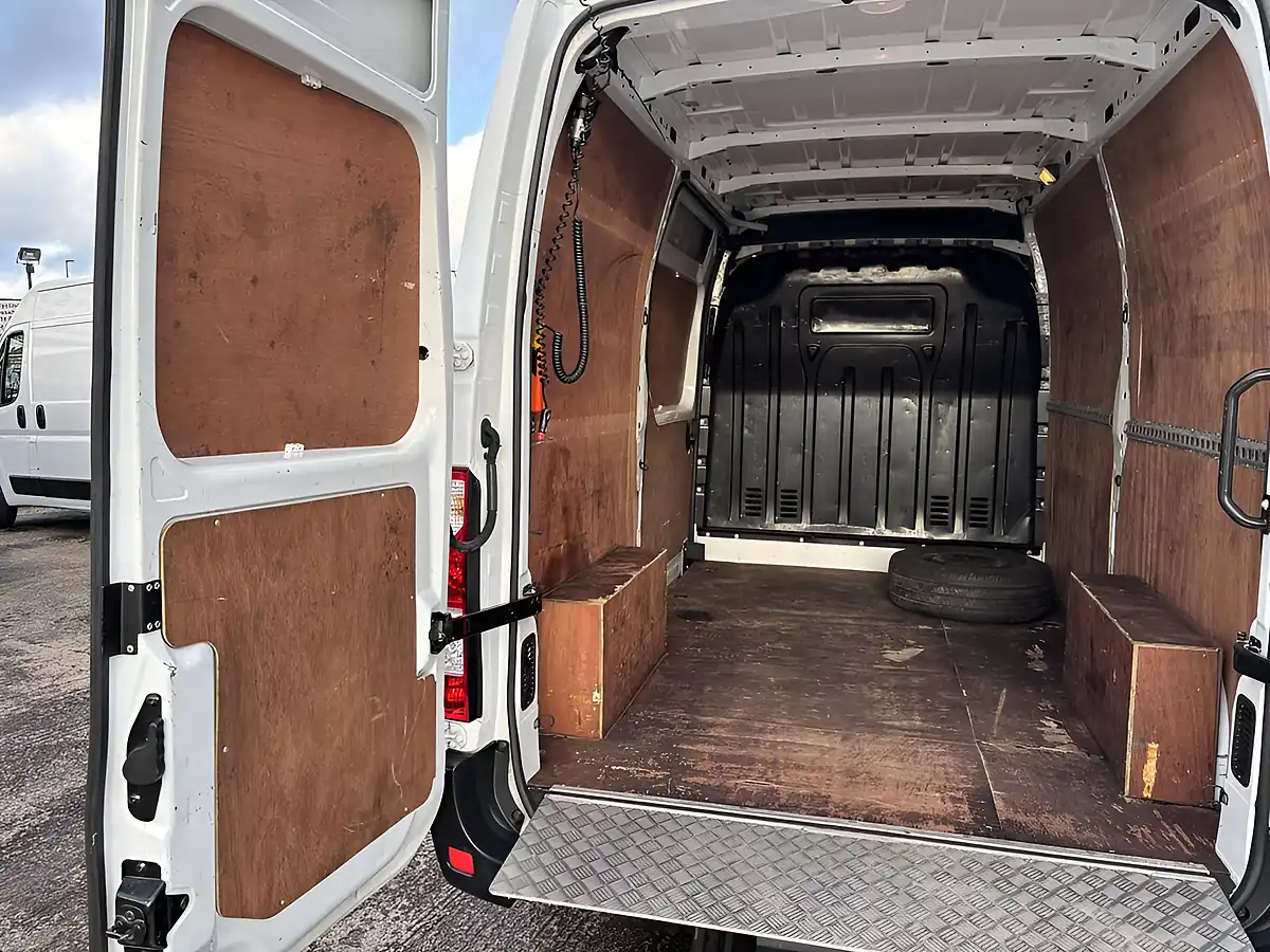 Used 2021 Nissan NV400 Tekna White - Interior and Exterior details 9