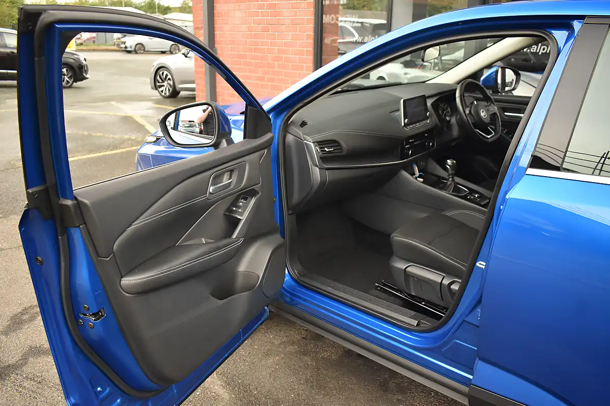 Used 2021 Nissan Qashqai Acenta Premium Magnetic Blue - Interior and Exterior details 13