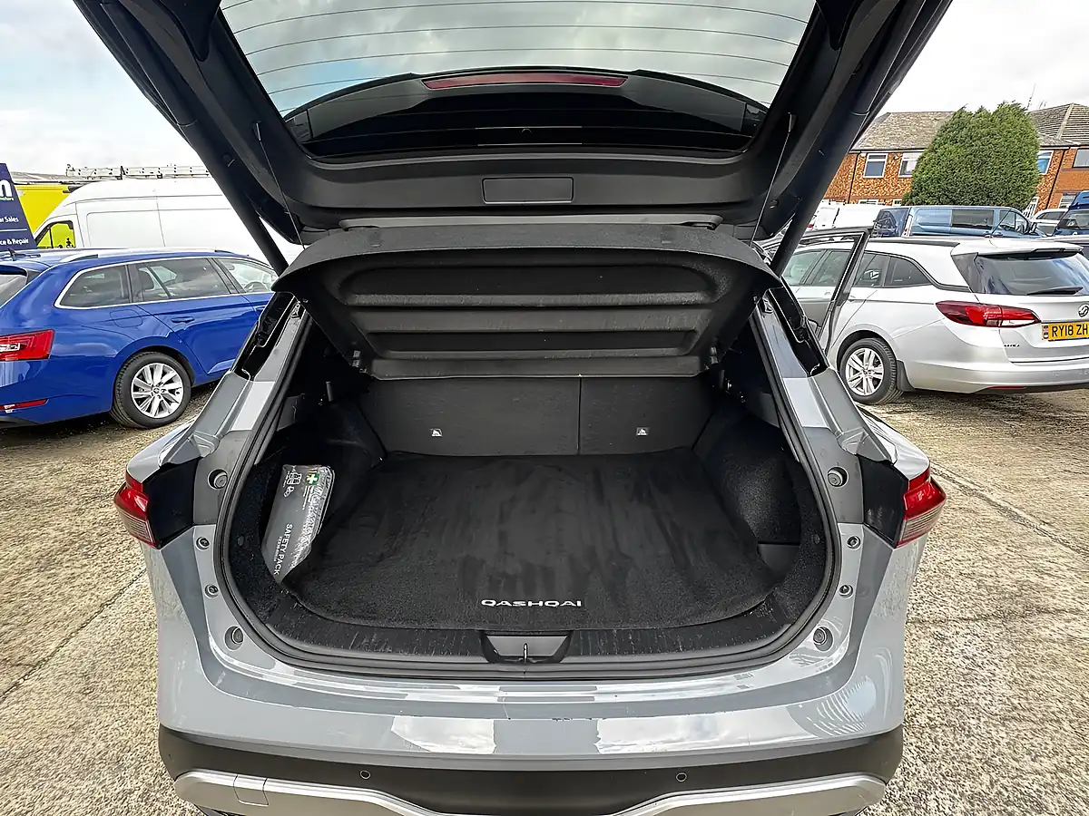 Used 2021 Nissan Qashqai Tekna+ Grey Metallic - Interior and Exterior details 17