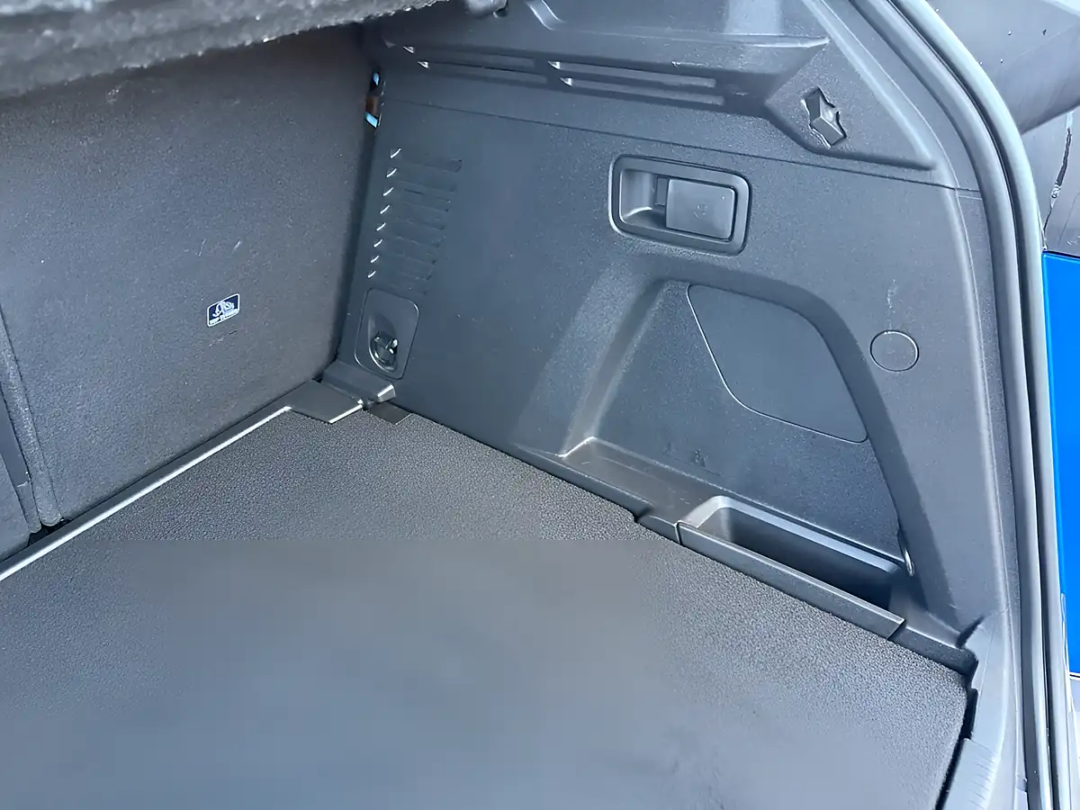 Used 2021 Peugeot 3008 GT Blue - Interior and Exterior details 11