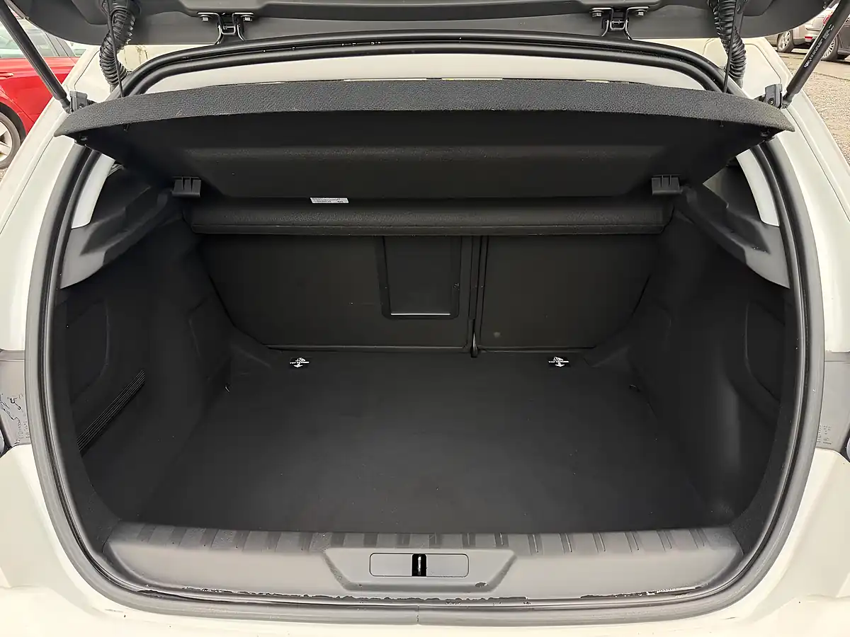 Used 2021 Peugeot 308 GT White - Interior and Exterior details 12