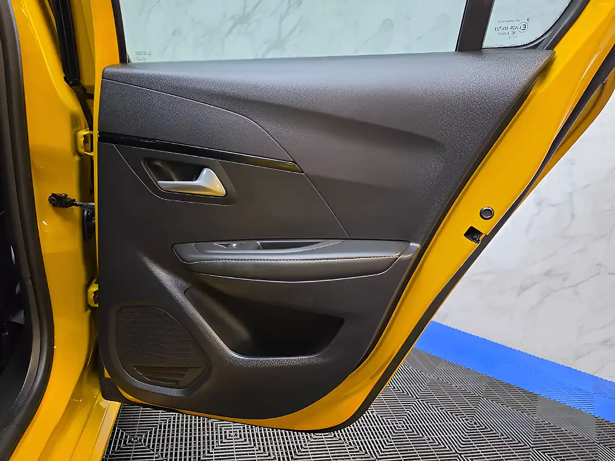 Used 2021 Peugeot e-208 GT Yellow - Interior and Exterior details 17