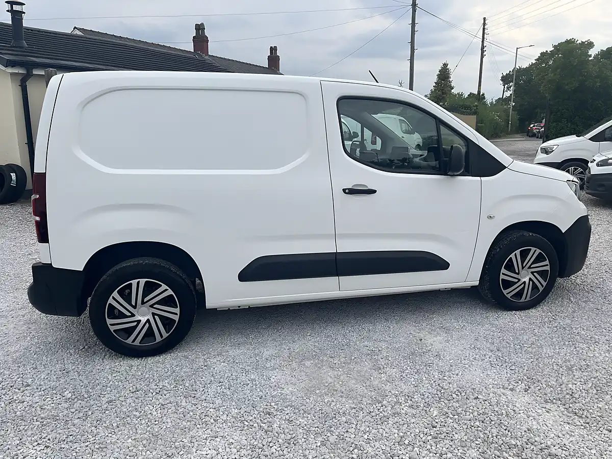 Used 2021 Peugeot Partner 1000 Professional White - Interior and Exterior details 13