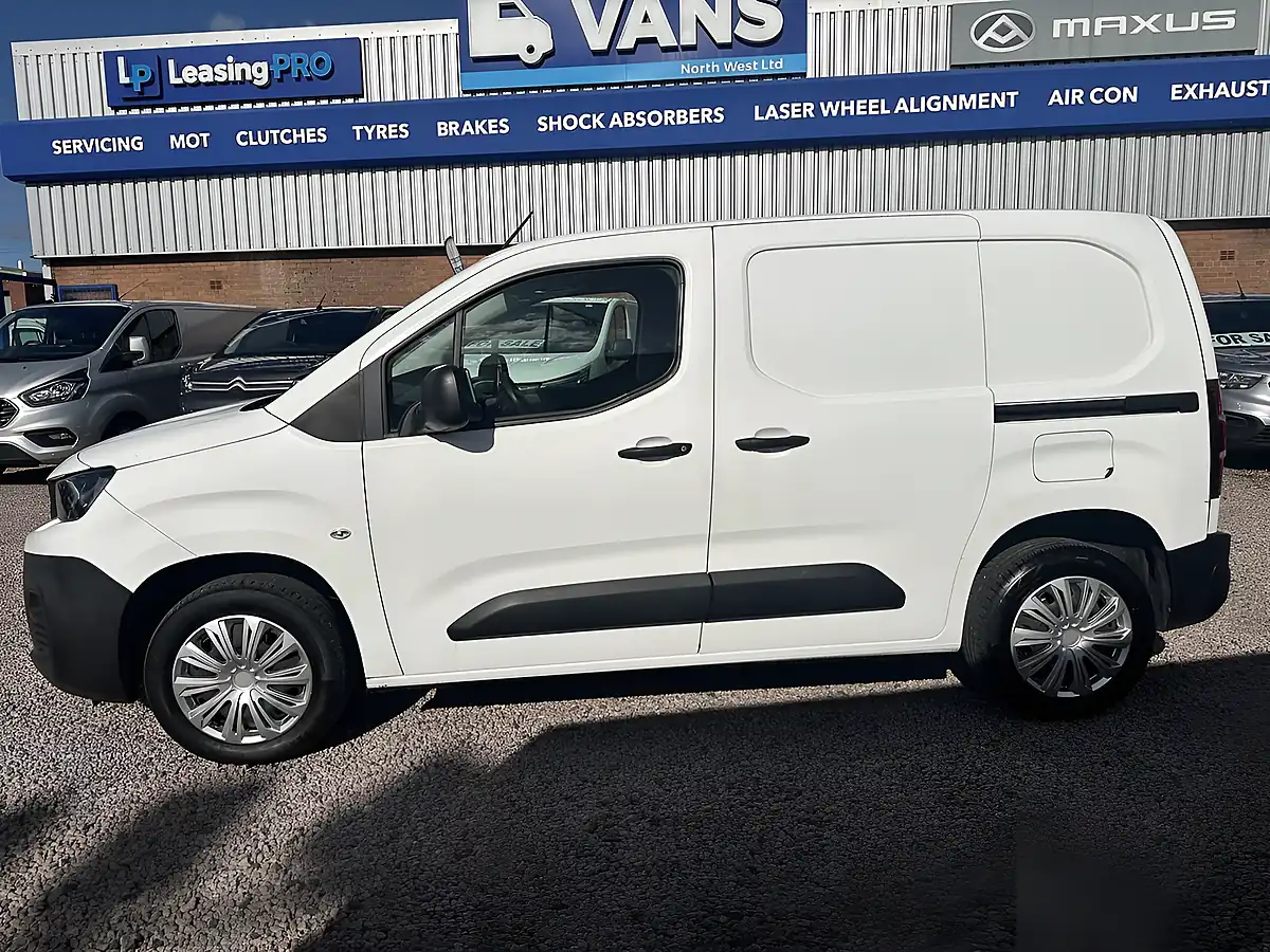 Used 2021 Peugeot Partner 1000 Professional White - Interior and Exterior details 12
