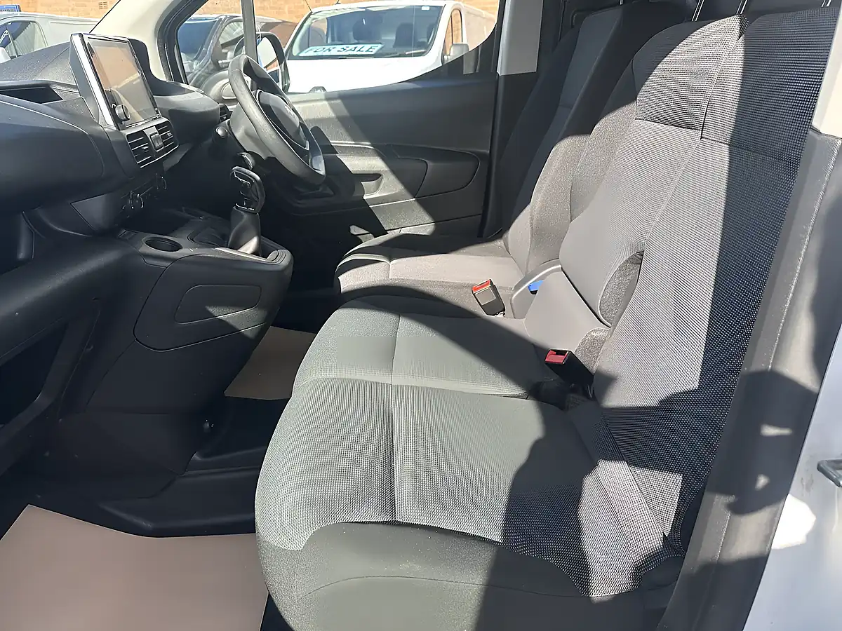 Used 2021 Peugeot Partner 1000 Professional White - Interior and Exterior details 14