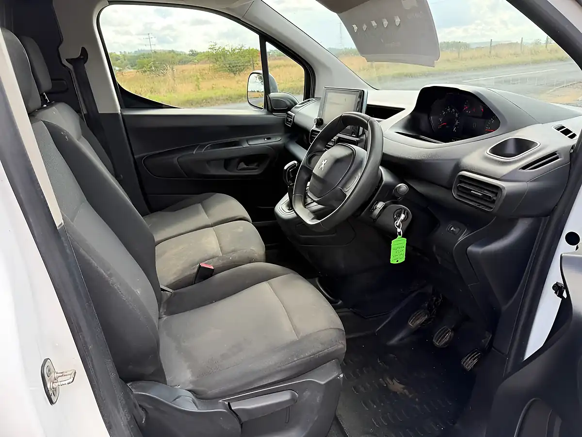Used 2021 Peugeot Partner 950 Professional Long White - Interior and Exterior details 14