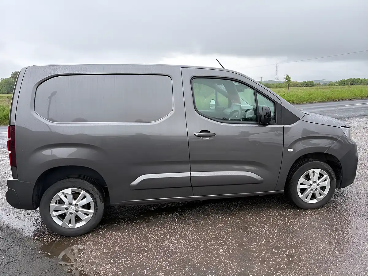 Used 2021 Peugeot Partner Asphalt Premium Grey - Interior and Exterior details 3