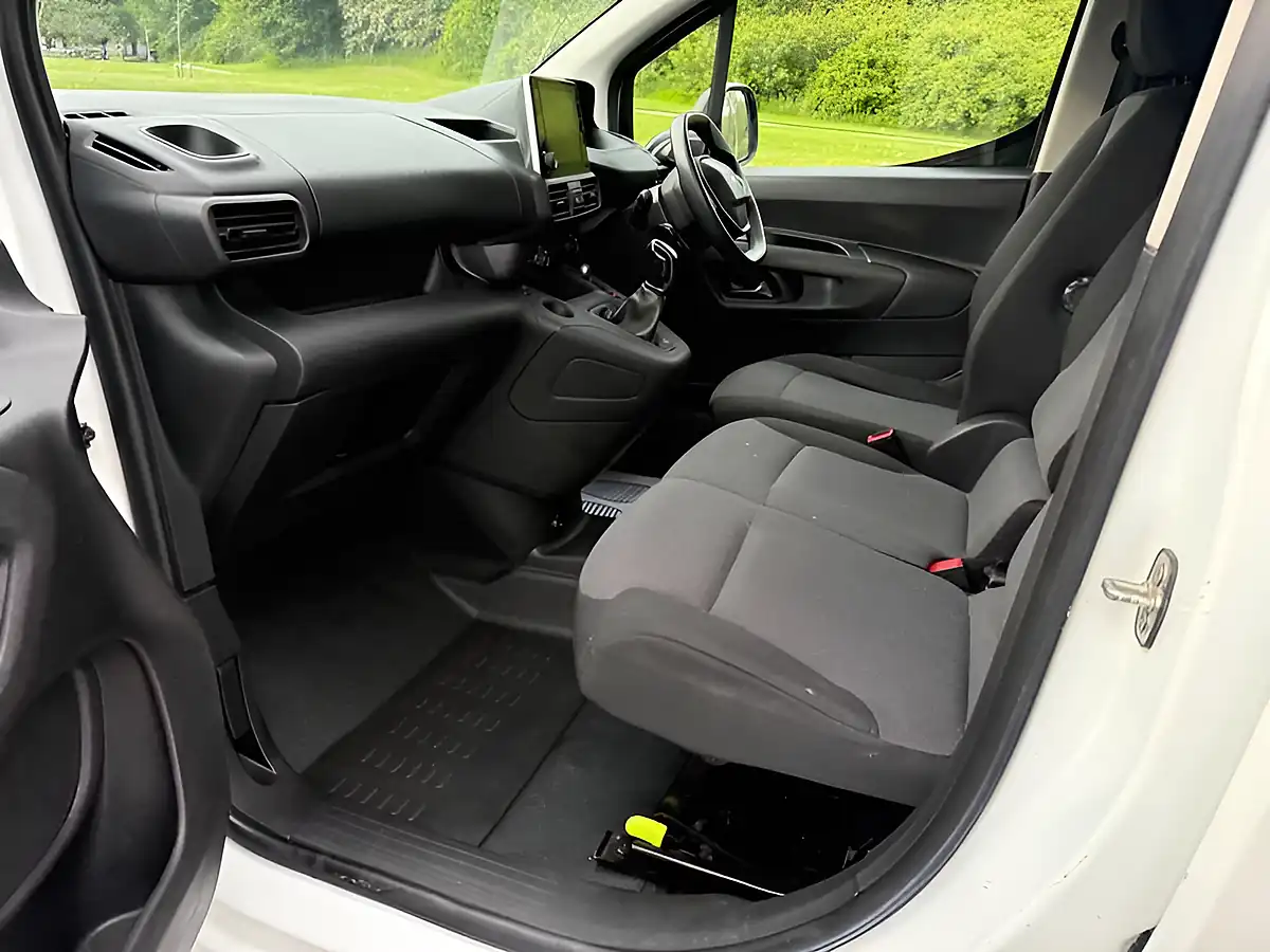 Used 2021 Peugeot Partner Professional Standard White - Interior and Exterior details 8