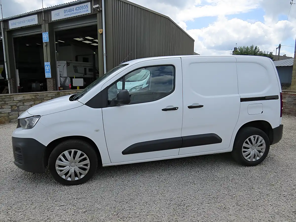 Used 2021 Peugeot Partner Professional Standard White - Interior and Exterior details 10
