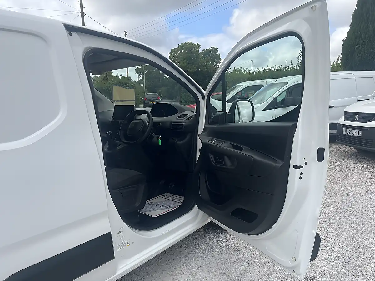 Used 2021 Peugeot Partner Professional White - Interior and Exterior details 17