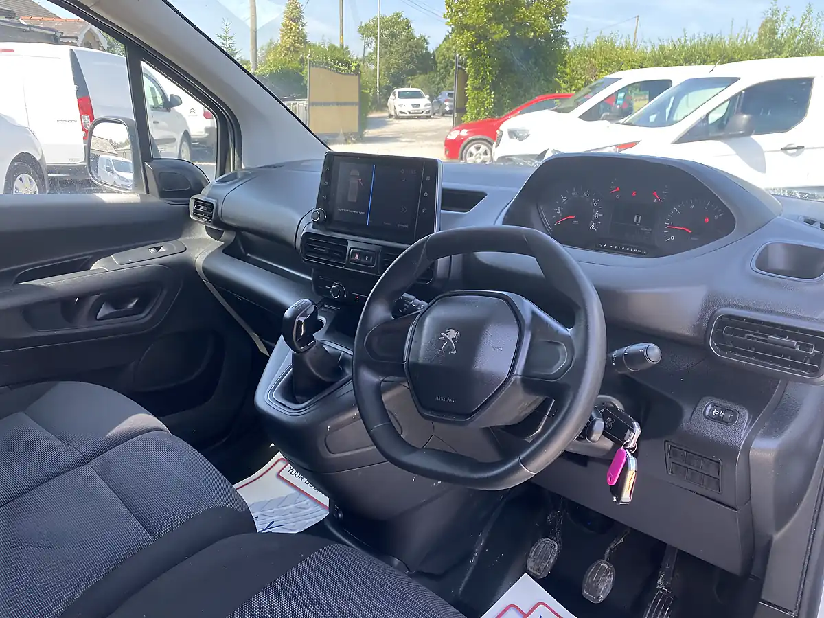 Used 2021 Peugeot Partner Professional White - Interior and Exterior details 4