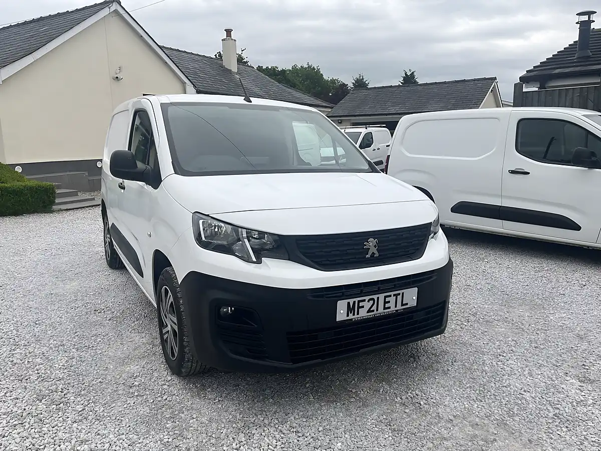 Used 2021 Peugeot Partner Professional White - Front View