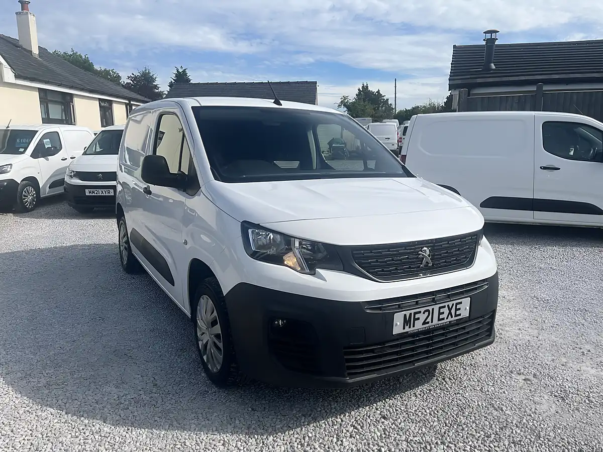 Used 2021 Peugeot Partner Professional White - Front View