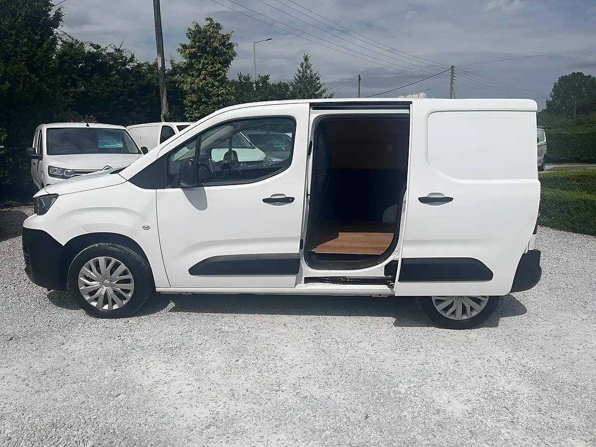 Used 2021 Peugeot Partner Professional White - Interior and Exterior details 10