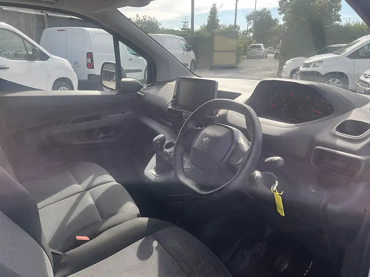 Used 2021 Peugeot Partner Professional White - Interior and Exterior details 14
