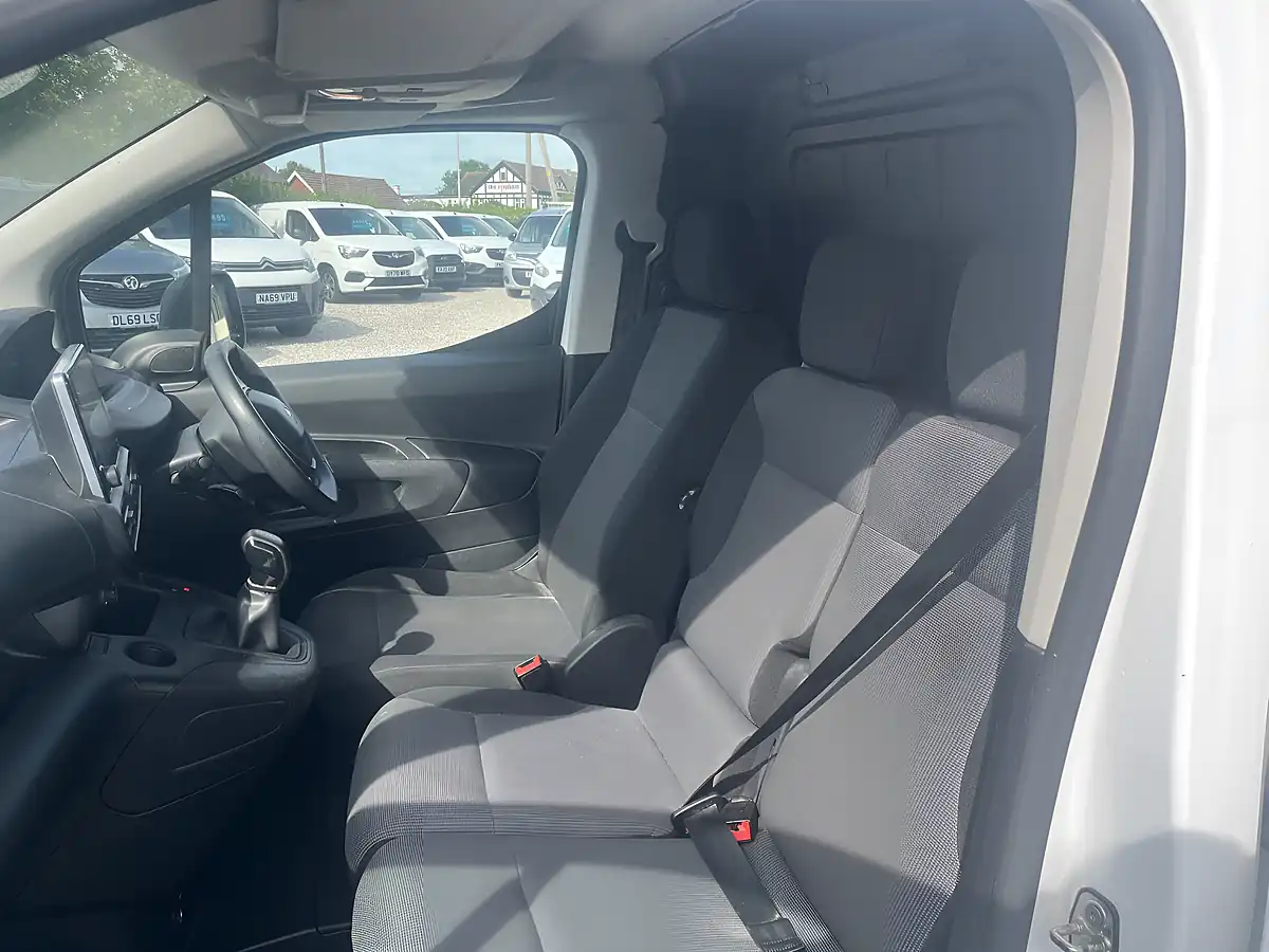 Used 2021 Peugeot Partner Professional White - Interior and Exterior details 17