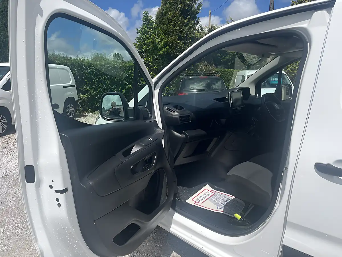 Used 2021 Peugeot Partner Professional White - Interior and Exterior details 18