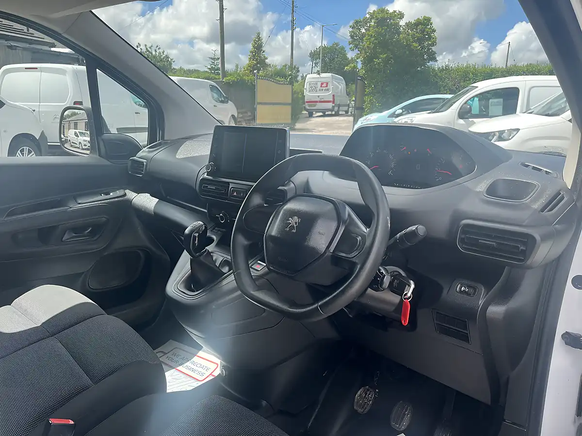 Used 2021 Peugeot Partner Professional White - Interior and Exterior details 3