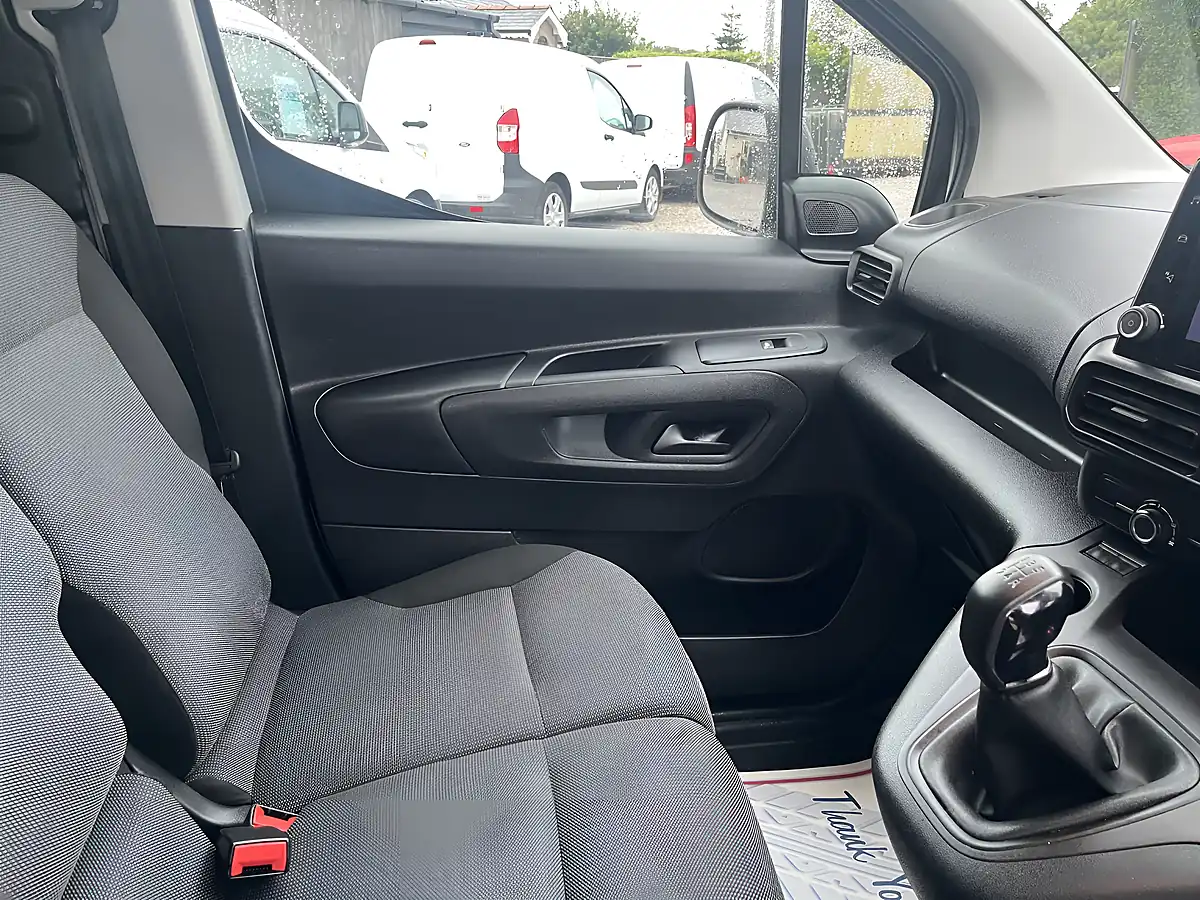 Used 2021 Peugeot Partner Professional White - Interior and Exterior details 18