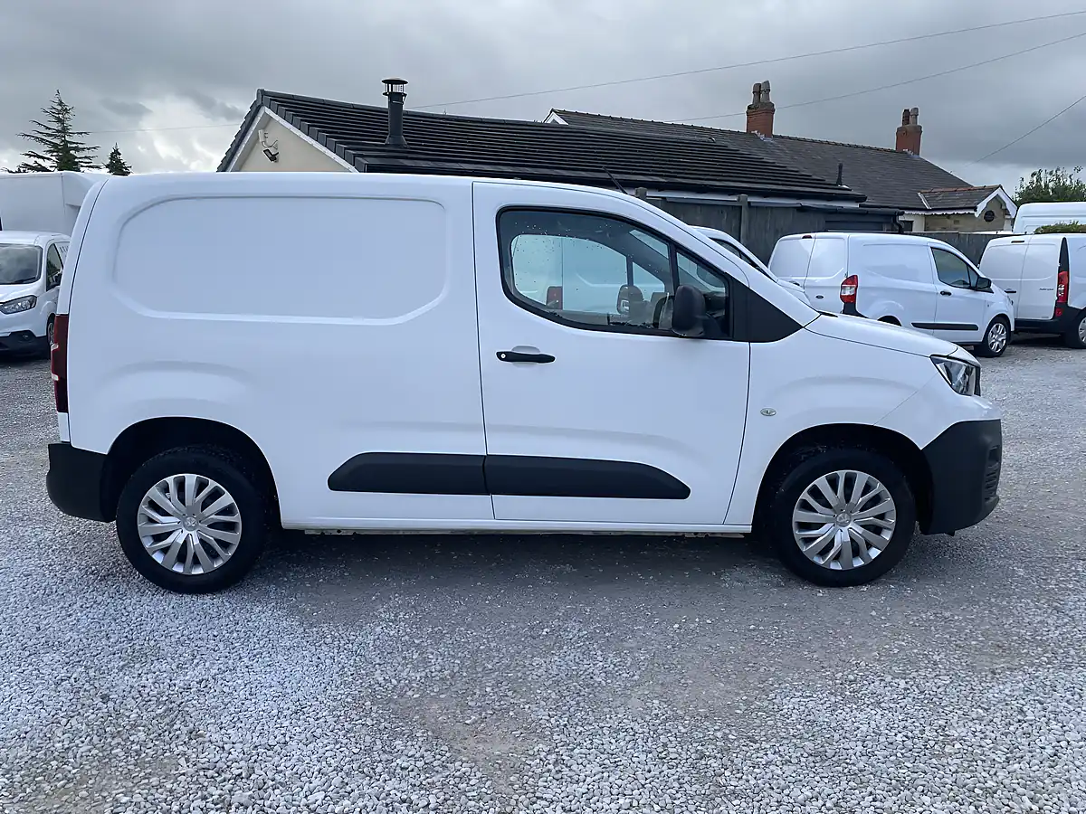 Used 2021 Peugeot Partner Professional White - Interior and Exterior details 10