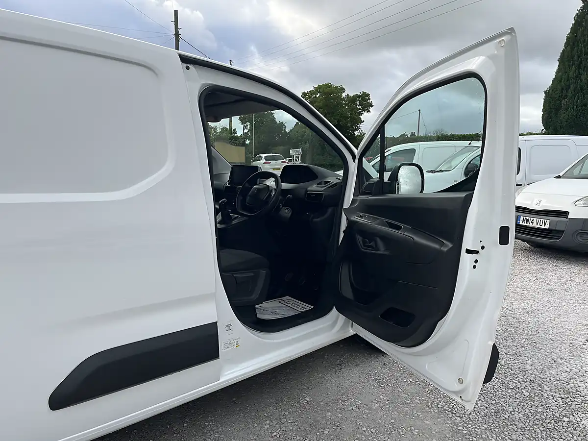 Used 2021 Peugeot Partner Professional White - Interior and Exterior details 15