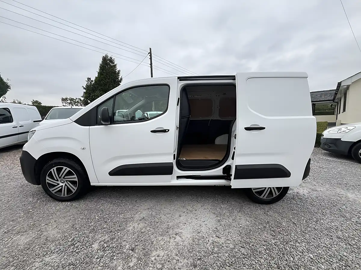 Used 2021 Peugeot Partner Professional White - Interior and Exterior details 7