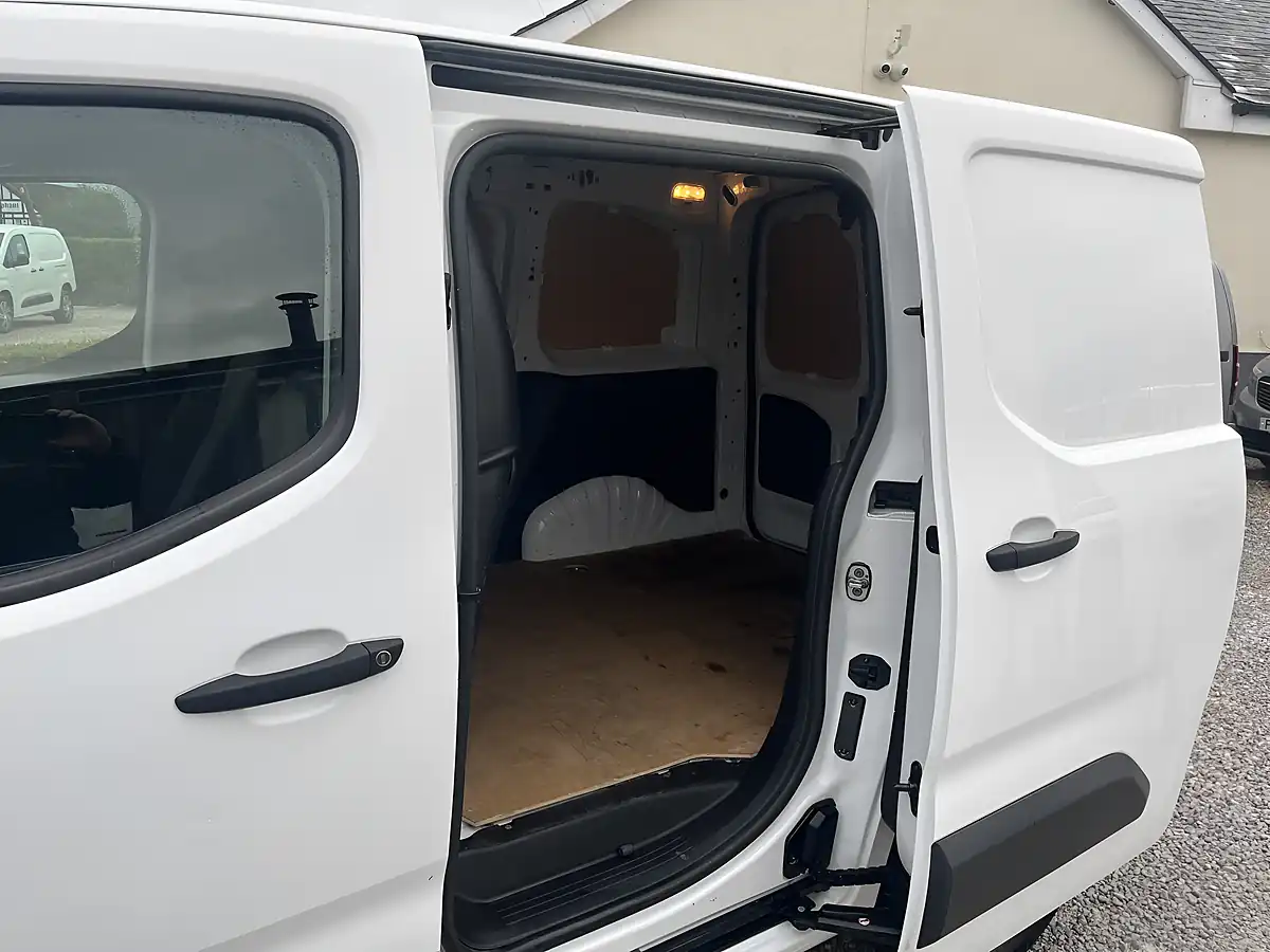Used 2021 Peugeot Partner Professional White - Interior and Exterior details 19