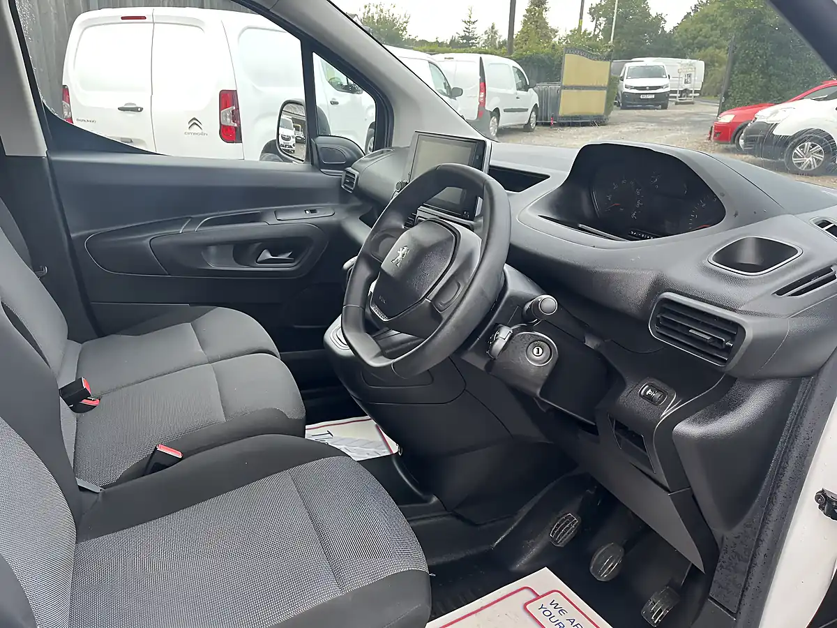 Used 2021 Peugeot Partner Professional White - Interior and Exterior details 4