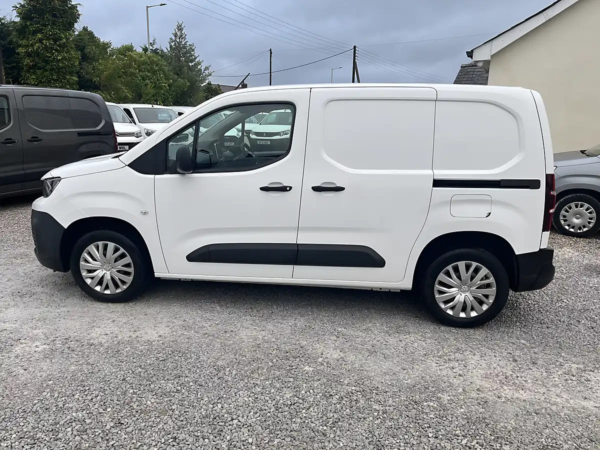 Used 2021 Peugeot Partner Professional White - Interior and Exterior details 9