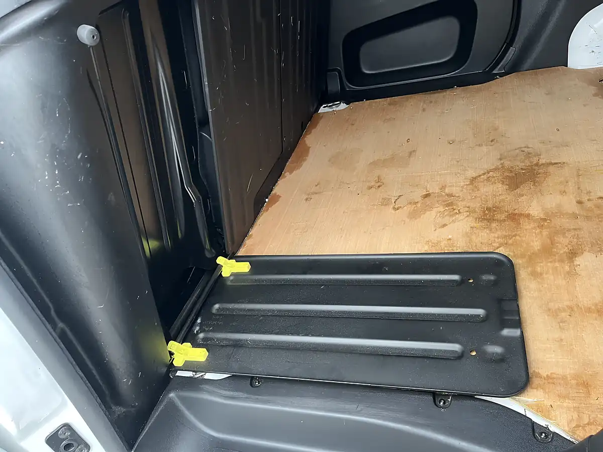 Used 2021 Peugeot Partner Professional White - Interior and Exterior details 18
