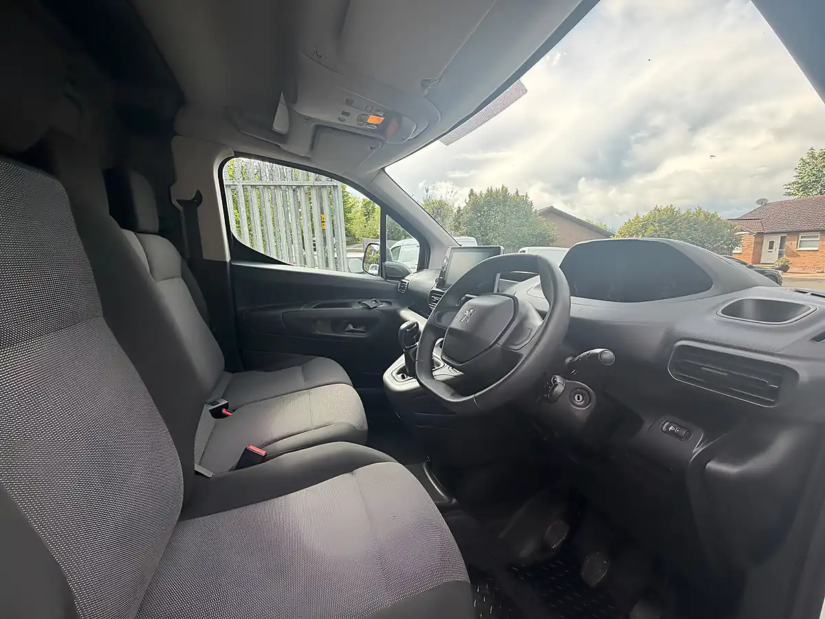 Used 2021 Peugeot Partner Professional White - Interior and Exterior details 20