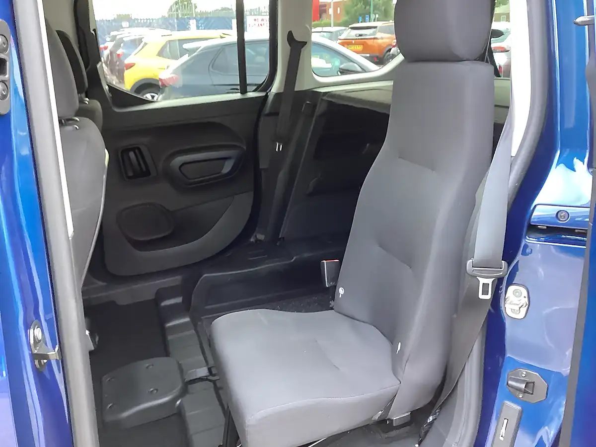 Used 2021 Peugeot Rifter Allure Blue - Interior and Exterior details 16