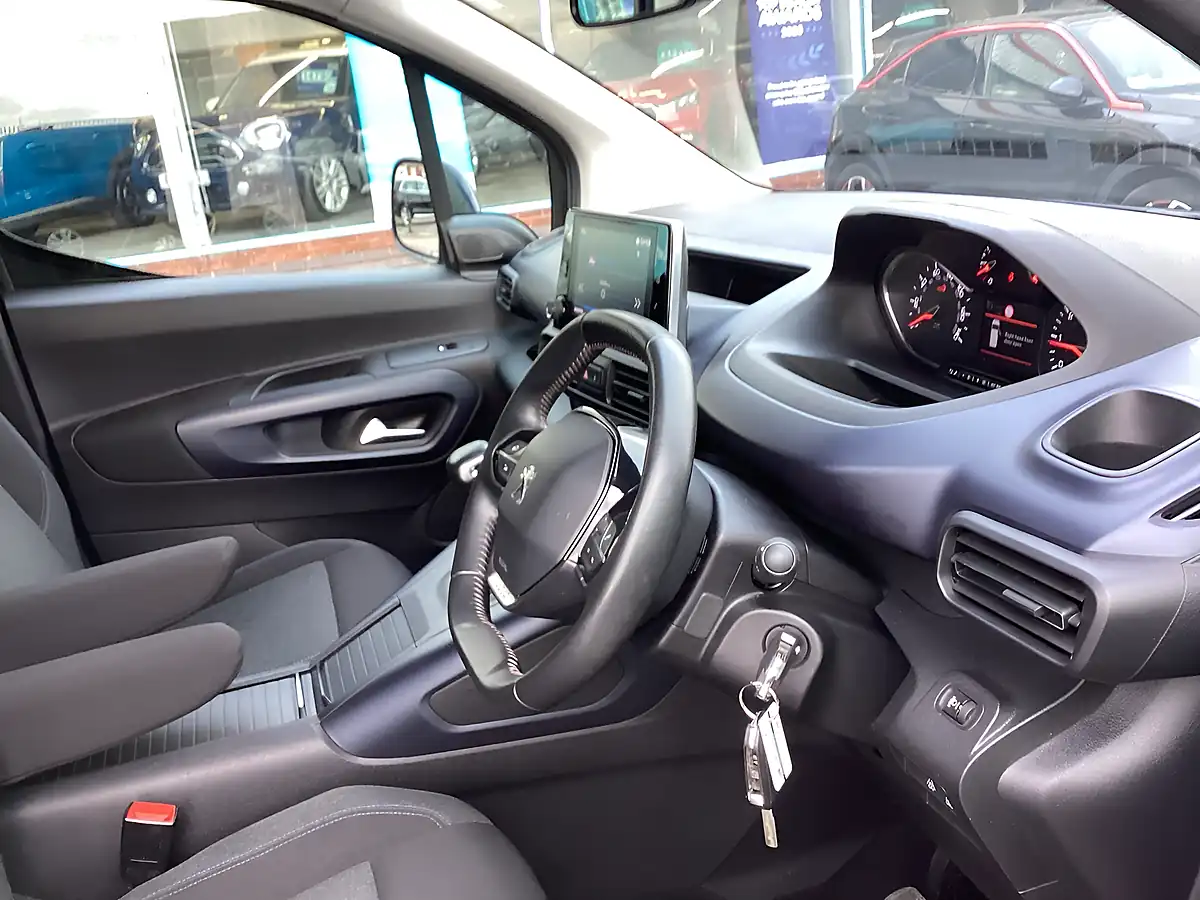 Used 2021 Peugeot Rifter Allure Blue - Interior and Exterior details 6