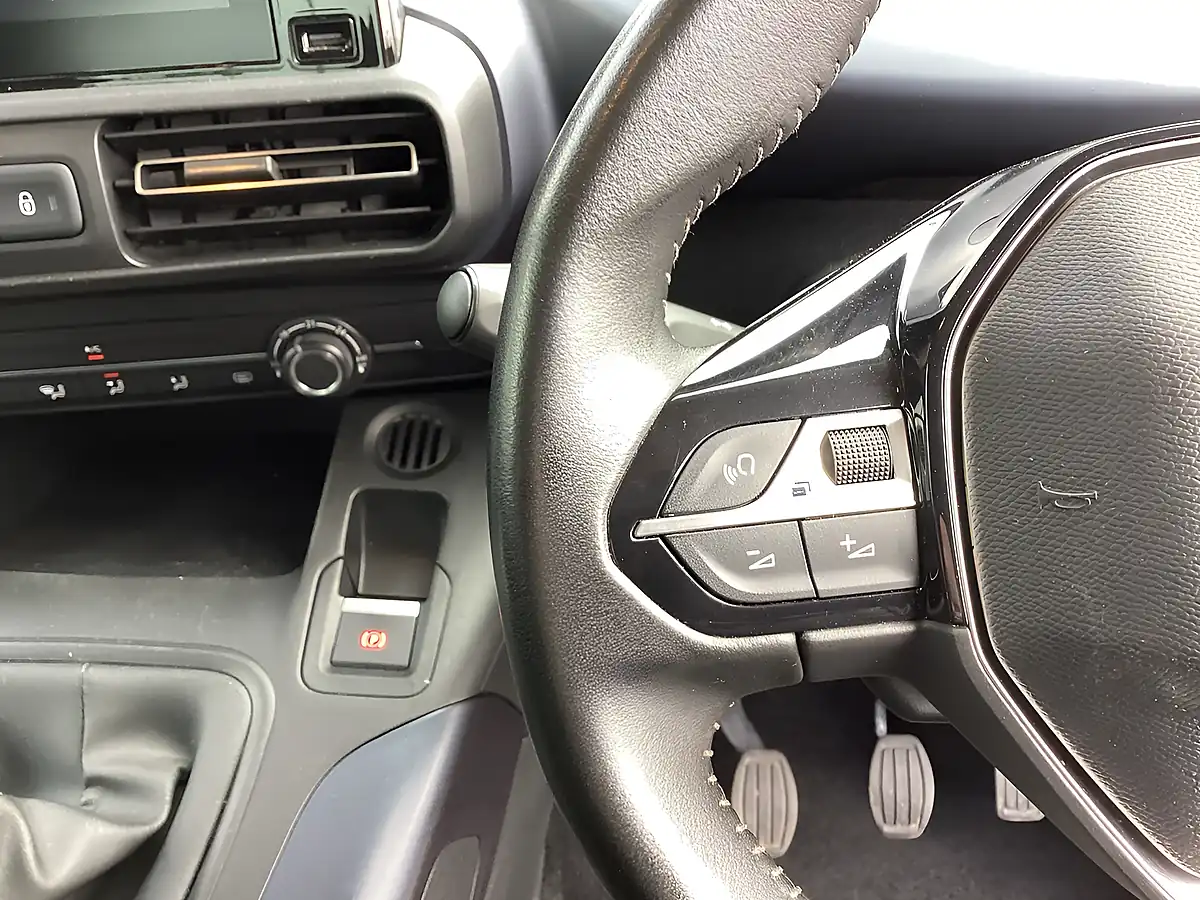 Used 2021 Peugeot Rifter Allure Bronze - Interior and Exterior details 12