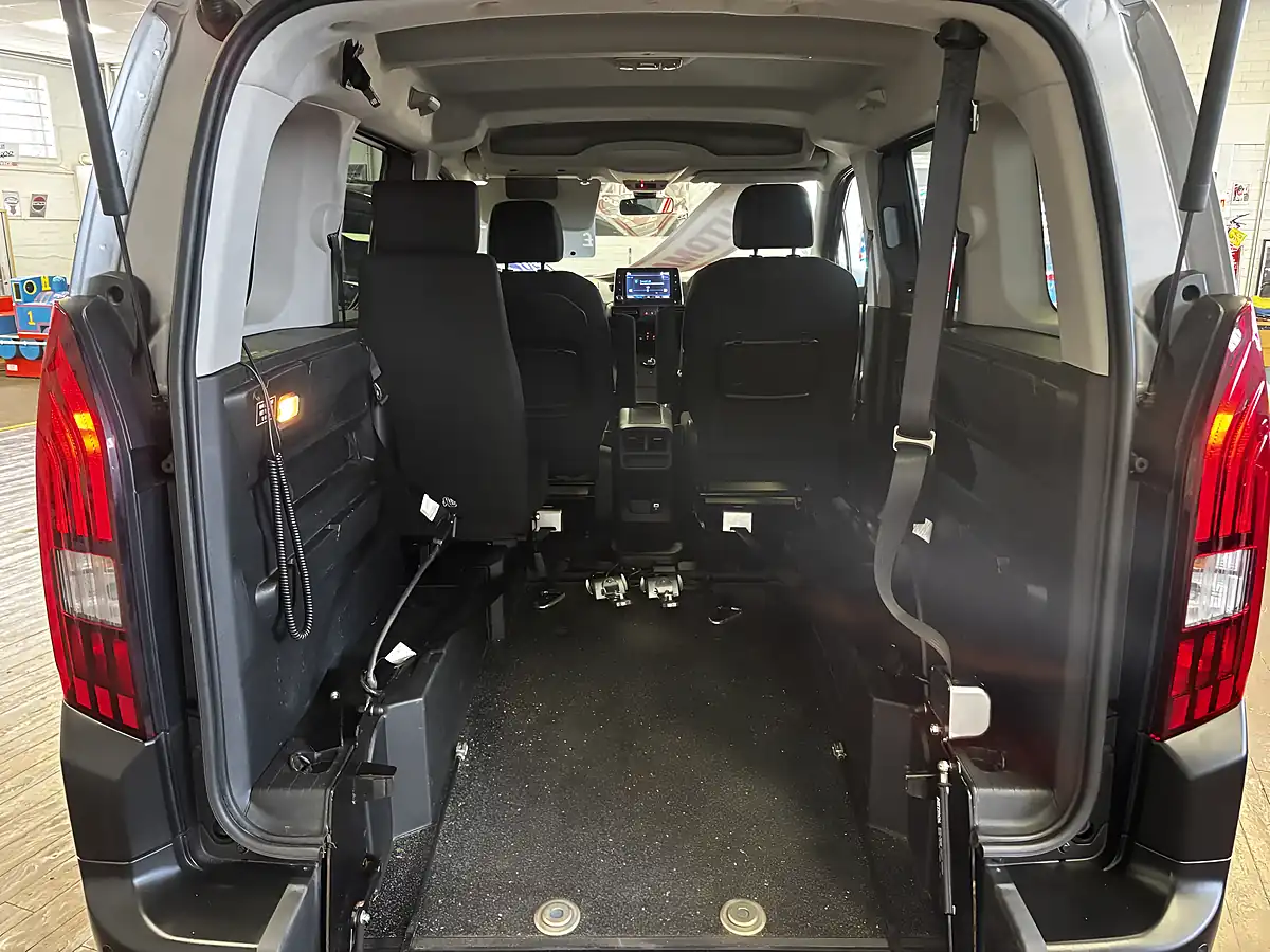 Used 2021 Peugeot Rifter Allure Grey - Interior and Exterior details 18