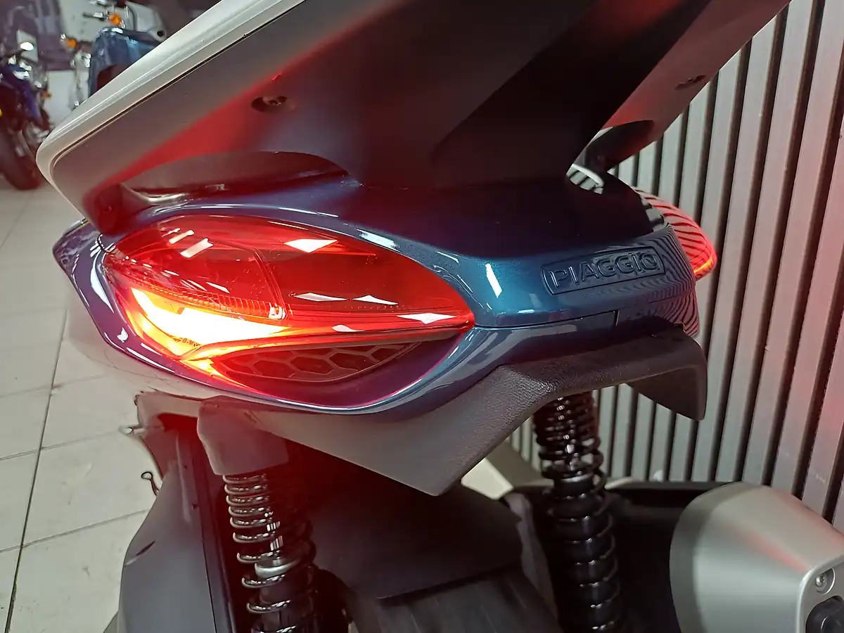 Used 2021 Piaggio Beverly Blue - Interior and Exterior details 11