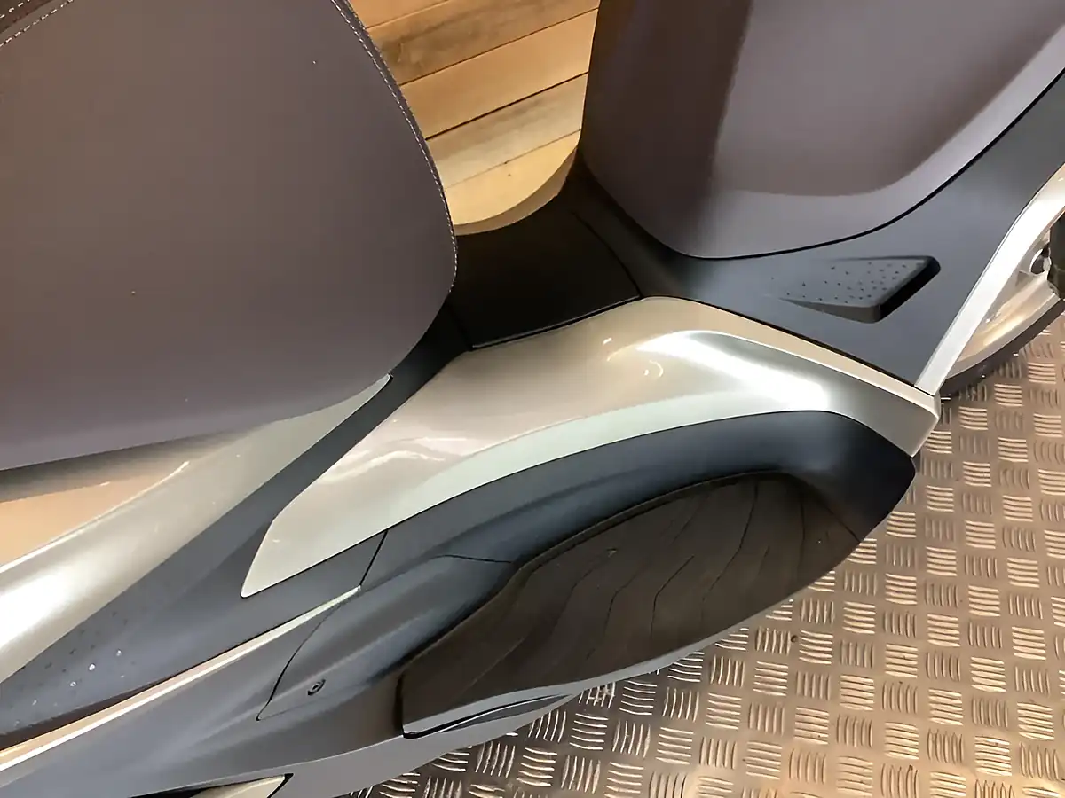 Used 2021 Piaggio Beverly Grey - Interior and Exterior details 13