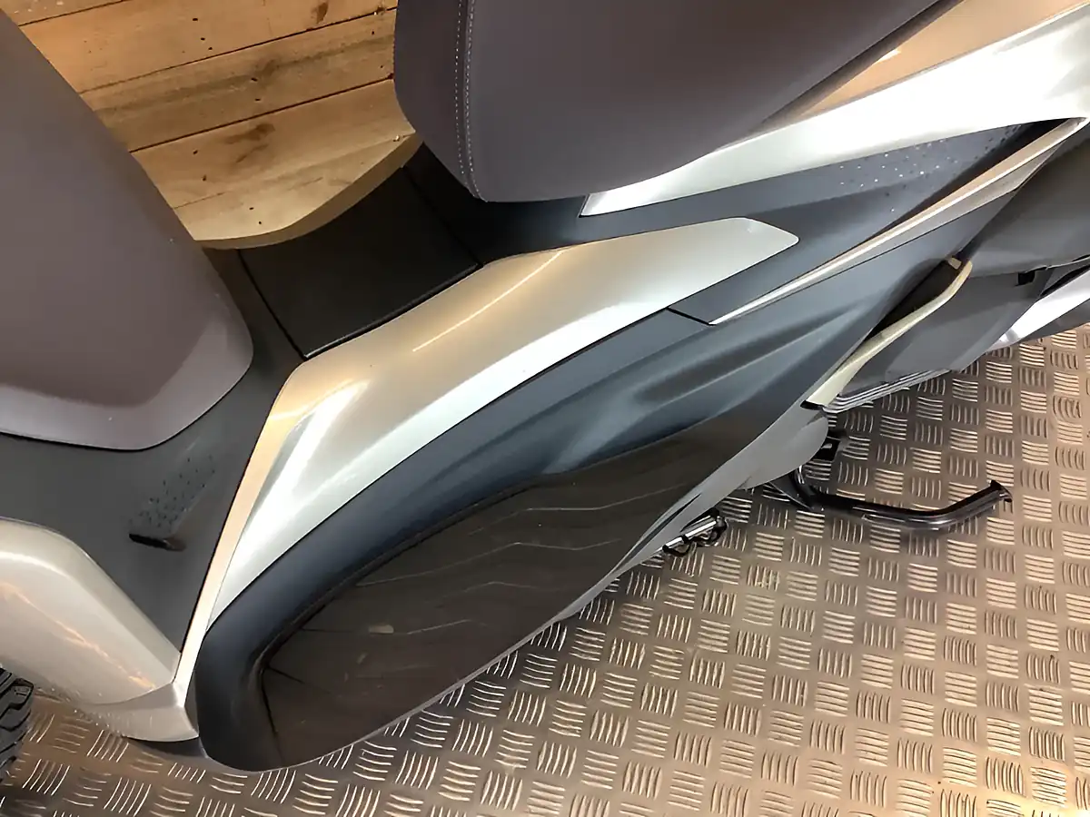 Used 2021 Piaggio Beverly Grey - Interior and Exterior details 15