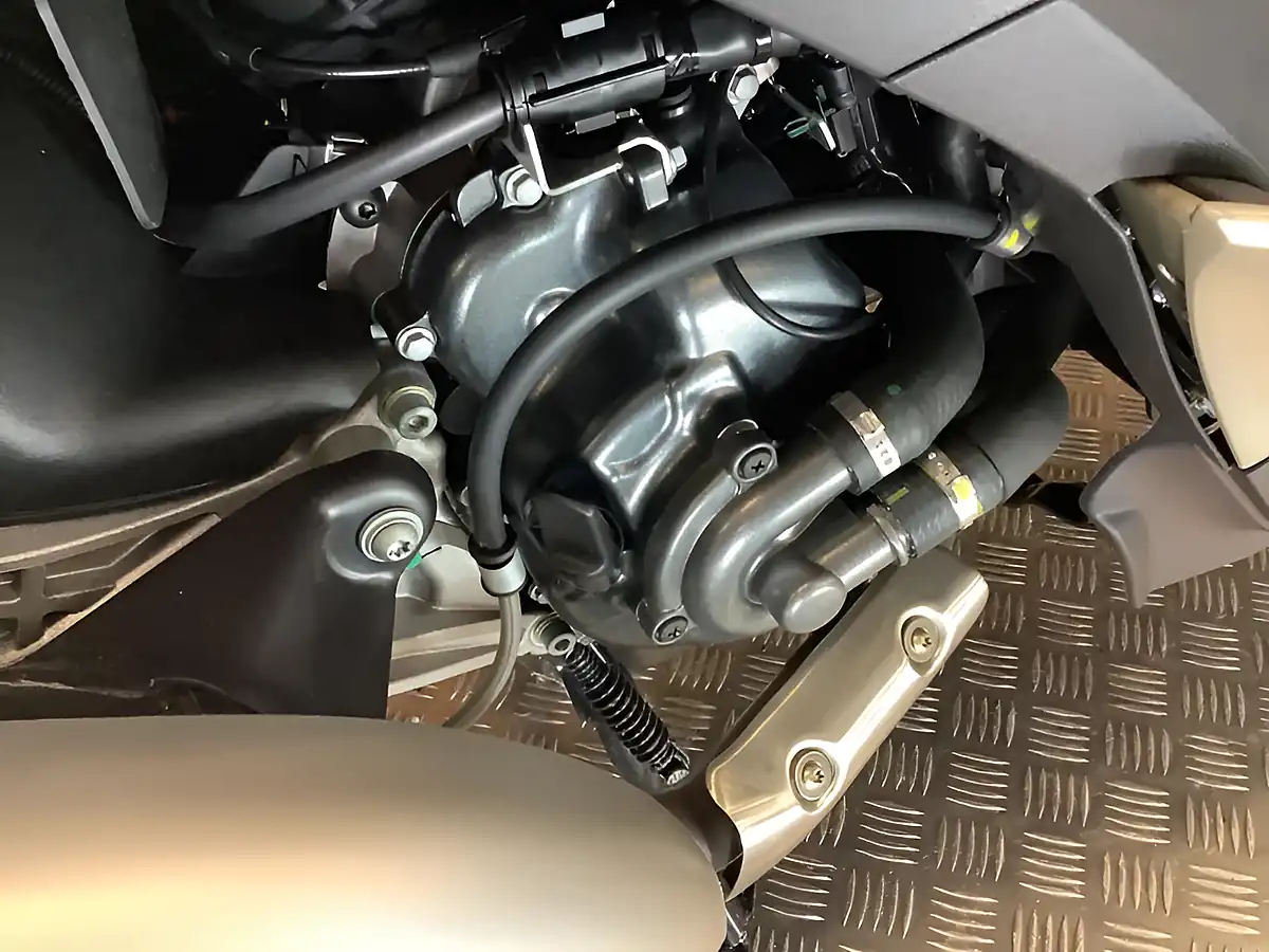 Used 2021 Piaggio Beverly Grey - Interior and Exterior details 18